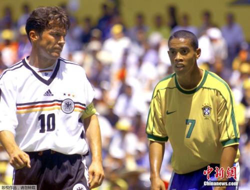 图为1999年7月24日,小罗(右)与德国元老马特乌斯(左)同场竞技。 图为1999年7月24日,小罗(右)与德国元老马特乌斯(左)同场竞技。