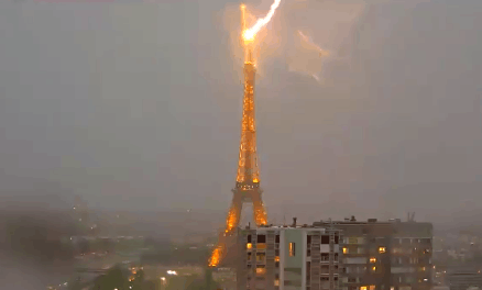 暴风雨席卷巴黎 埃菲尔铁塔被雷击中