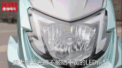 这才是骑电动车撩妹的正确姿势!