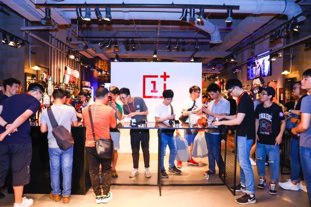 闪店活动现场,用户体验一加手机