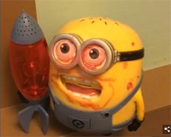 笑疯!美国男孩偷姐姐口红涂全脸 遭殃的小黄人