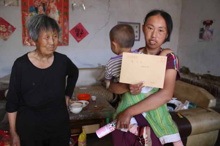 滨城区红十字会六一慰问贫困学生发放慰问金