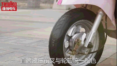 这才是骑电动车撩妹的正确姿势!