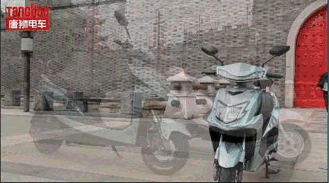 这才是骑电动车撩妹的正确姿势!