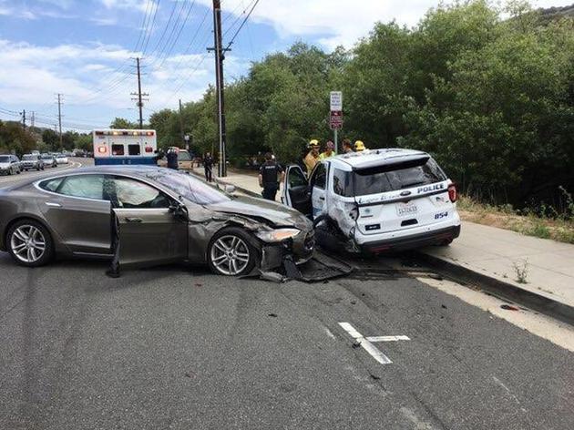 特斯拉再出车祸 这次Model S撞上路边停泊的警车