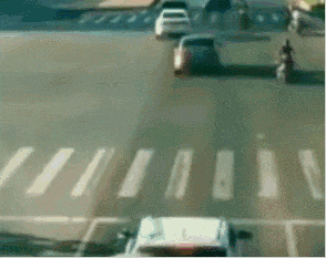 惊心动魄三十秒:货车追尾货车,轿车被夹扁