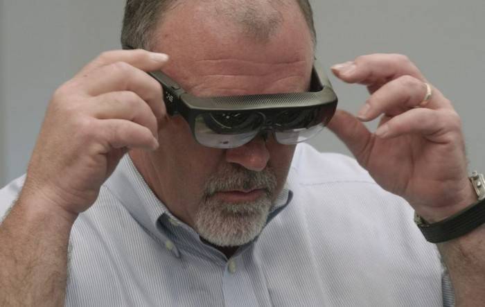 保时捷为服务中心提供AR眼镜，帮助排除故障