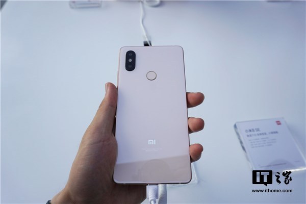 小米8SE现场实拍图赏:线条硬朗,握感经典