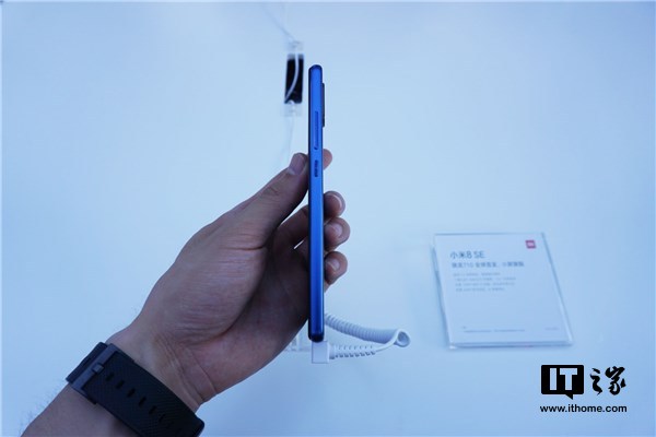 小米8SE现场实拍图赏:线条硬朗,握感经典