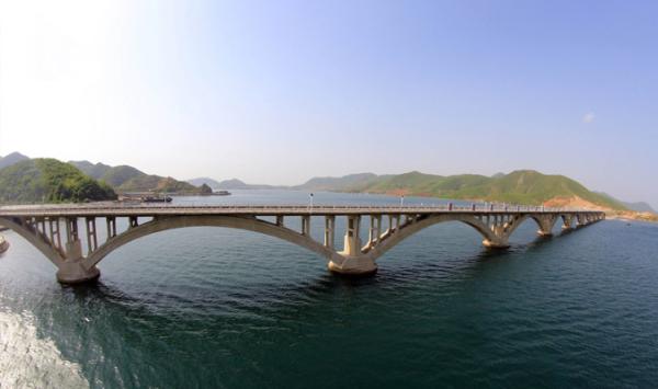 朝鲜东部新跨海铁路大桥举行通车仪式 金正恩曾视察