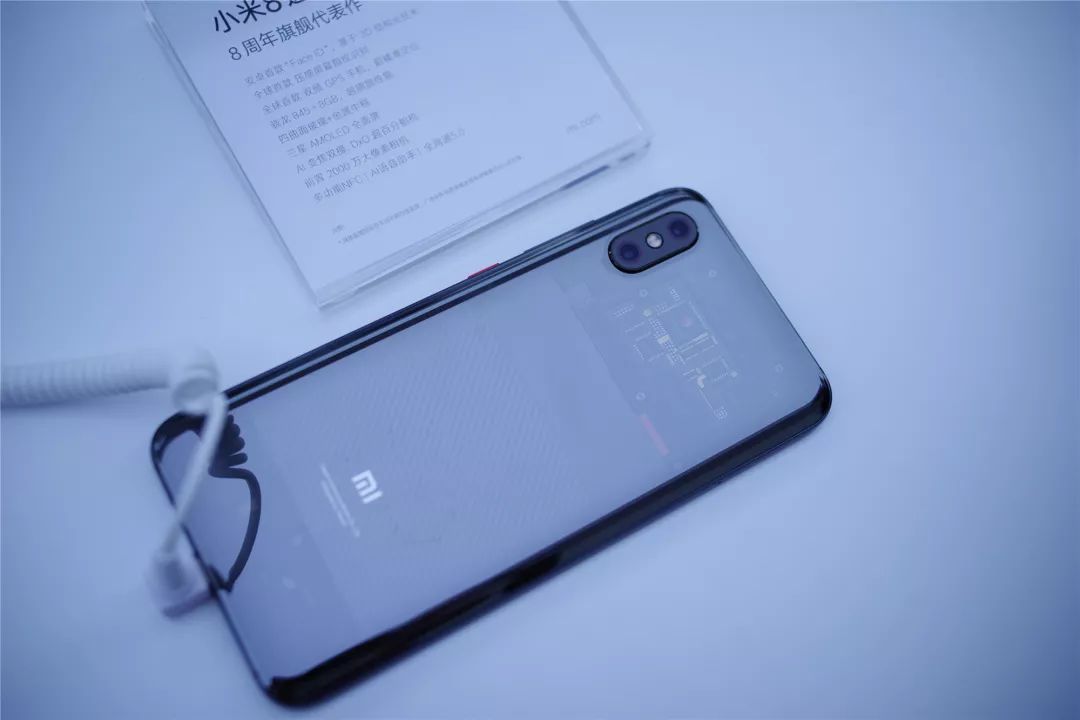小米 8 三机上手:八周年诚意之作!
