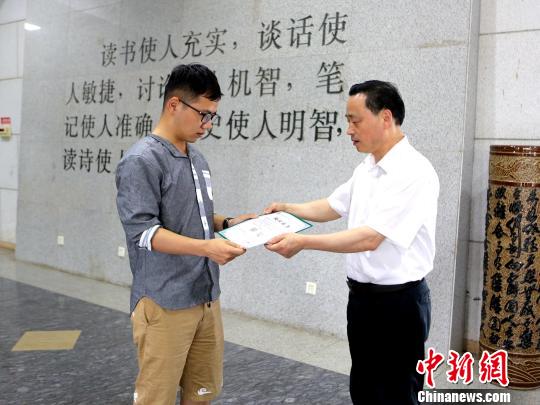 中南林业科技大学向毕业生发放终身图书馆借阅证