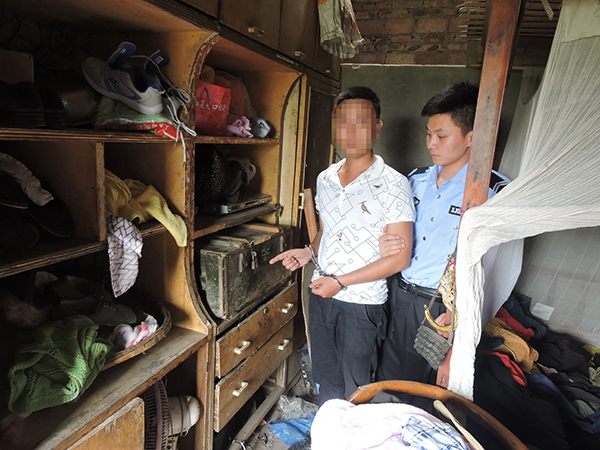 重庆29岁男子为还信用卡偷亲戚家1万余元，被刑拘