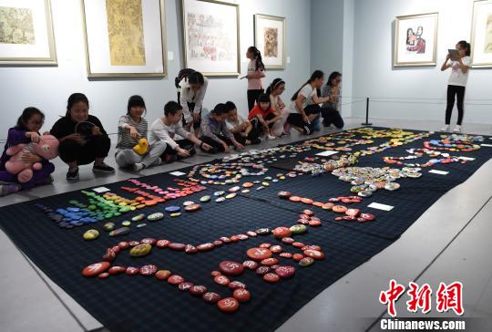 重庆迎“六一”儿童公益画展 360幅小学生画作参展
