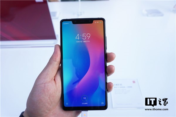 小米8SE现场实拍图赏:线条硬朗,握感经典