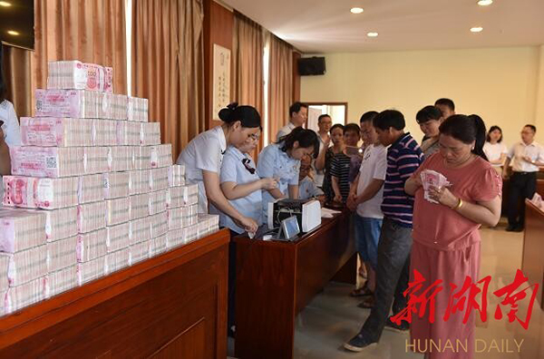 湖南岳阳县法院用三个多月为36名农民工追回八百余万工资款