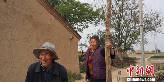 图为77岁的党志怀和老伴杨云霞在家门口。　魏建军 摄