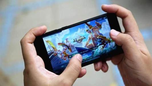 同样是玩王者荣耀张大仙用手机,嗨氏用模拟器