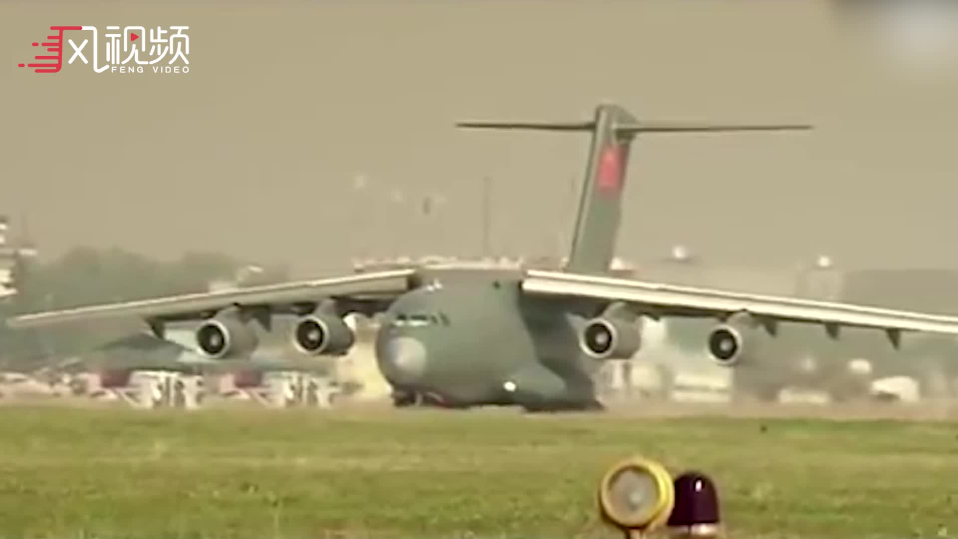 运20大型运输机首次与空降兵部队联合开展空降空投训练
