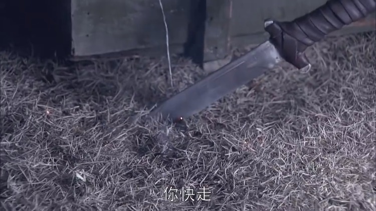 女战士被绑进弹药库,还有1秒就要爆炸,战友赶