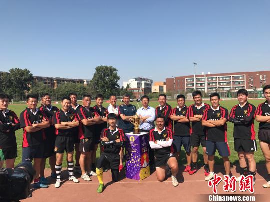 橄榄球世界杯奖杯巡展在中国农业大学举行
