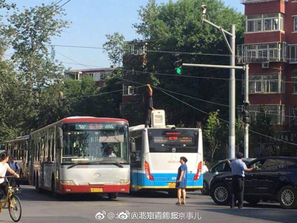 北京一公交管理员托举掉落通讯线40分钟，缓解交通拥堵