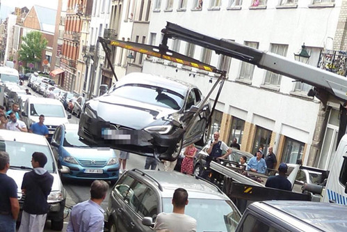 特斯拉Model S在比利时连撞5辆车 车主称是汽车自主启动