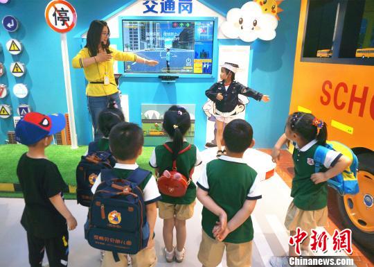 不一样的儿童节 郑州小朋友学安全过“六一”