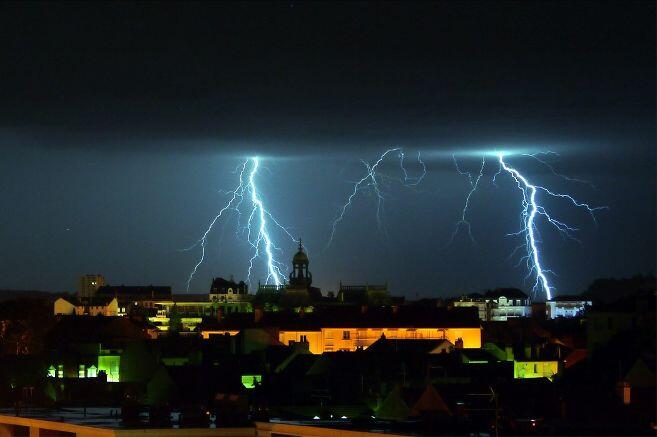 法国5月频遭暴雨侵袭 15万次闪电创历史记录