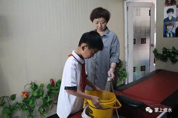 九江9岁小学生,每周义务擦洗60条公交候车坐凳一年多 九江9岁小学生,每周义务擦洗60条公交候车坐凳一年多