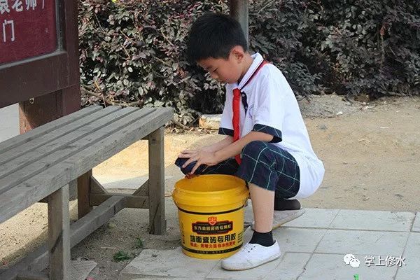 九江9岁小学生,每周义务擦洗60条公交候车坐凳一年多 九江9岁小学生,每周义务擦洗60条公交候车坐凳一年多