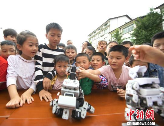 重庆50余个机器人集体出动 陪社区孩子过“六一”