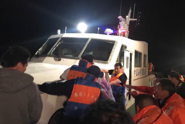 一艘货轮在浙江临海饭毕岛附近水域翻扣：2人获救2人失踪
