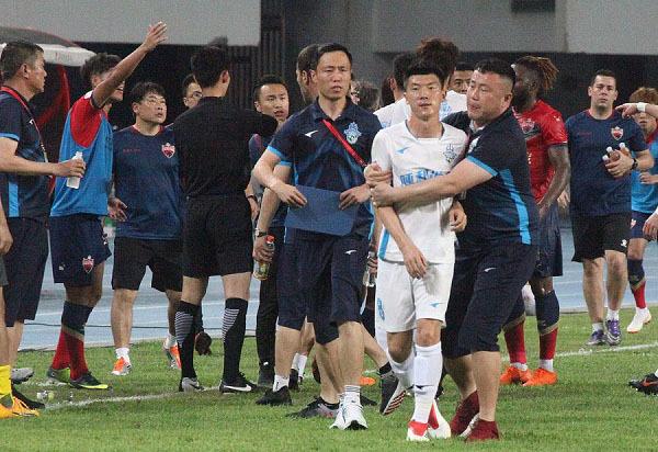 中国足球又现神操作：红牌收回改黄牌，球员球迷都懵了