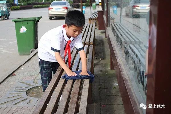 九江9岁小学生，每周义务擦洗60条公交候车坐凳一年多