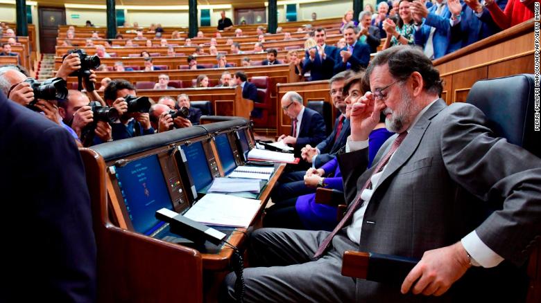 快讯！首相换人，西班牙议会投票罢免现任首相拉霍伊