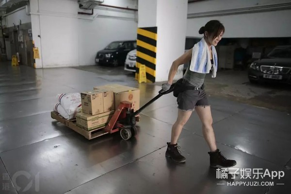 她被称为港版劳拉,据说是全香港最美的搬运工