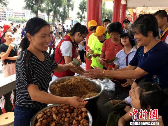民众现场体验包粽子活动。 杨伏山 摄 民众现场体验包粽子活动。 杨伏山 摄