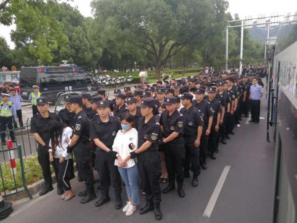 台州警方摧毁特大“套路贷”团伙，抓246人8辆大客车运回