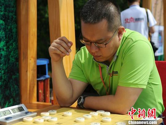 吉林辉南象棋群英会战鼓击响 500位高手对决“楚河汉界”