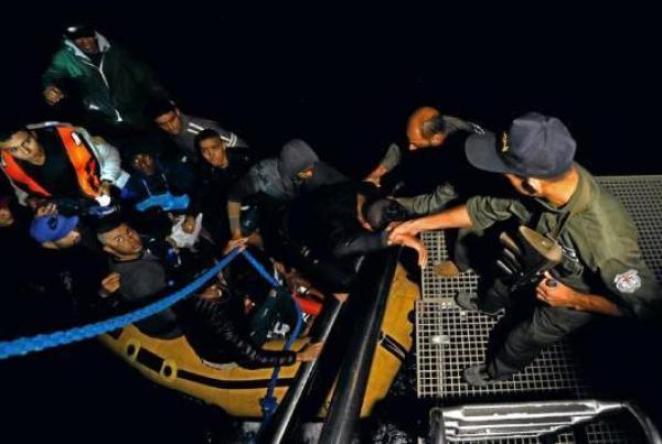 突尼斯海域一载客180人偷渡船发生倾覆，至少48人遇难