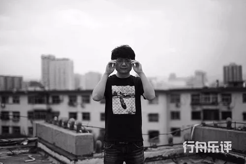 行舟乐评:汪峰唱火了《的青春》 却没唱火贰佰这个人