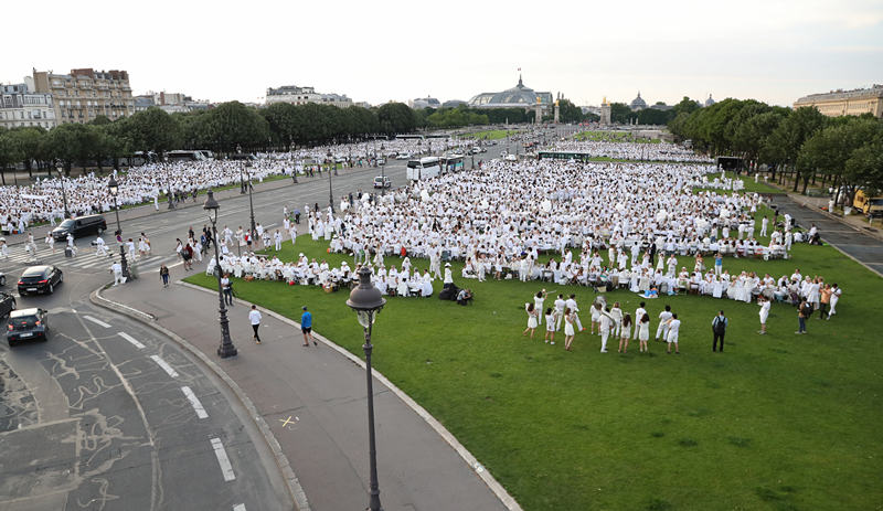 巴黎“白色晚宴”30周年 1.7万名宾客共同聚餐庆祝