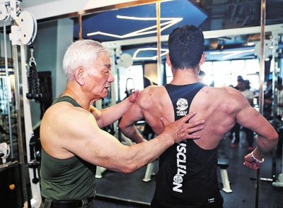 郑州81岁健身“达爷”坚持健身60年，一身肌肉堪比史泰龙