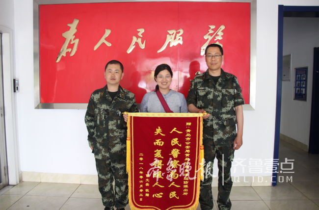 办完婚礼打车回家万余礼金没了，小两口报警找回失物