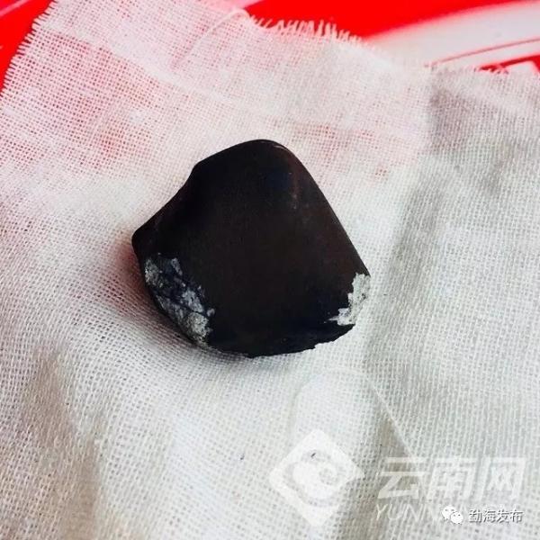 坠落陨石在云南勐海县被找到，有村民家屋顶被击穿