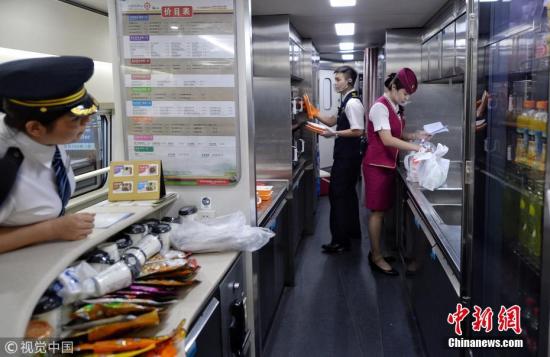 资料图：去年7月17日，铁路部门推出了动车组列车互联网订餐服务。 图片来源：视觉中国