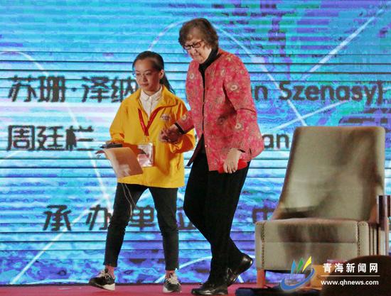 藏毯展上小黄人 默默付出诠释志愿服务精神