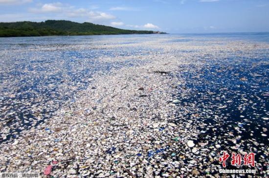 资料图：摄影师Caroline Power在距离洪都拉斯罗阿坦岛仅有15英里远的海域拍摄到令人惊讶的“塑料垃圾海”，被污染的地区有近5英里，令人触目惊心。