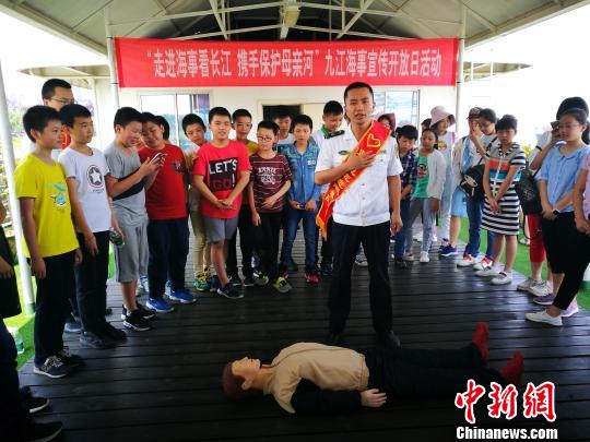 长江海事局在全线开展携手保护母亲河主题宣传活动